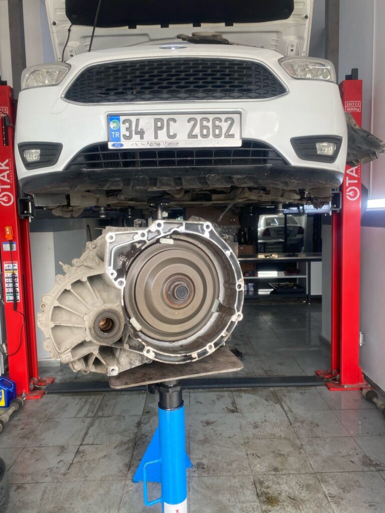 Ford Focus 1.5 dizel otomatik aracın volant parçasının değişim öncesi ve sonrası görüntüsü. Yeni orijinal çift kütleli volant, arızalı parça ile yan yana gösteriliyor.